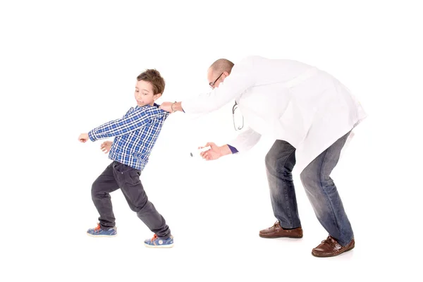 Médico Con Niño Aislado Sobre Fondo Blanco — Foto de Stock