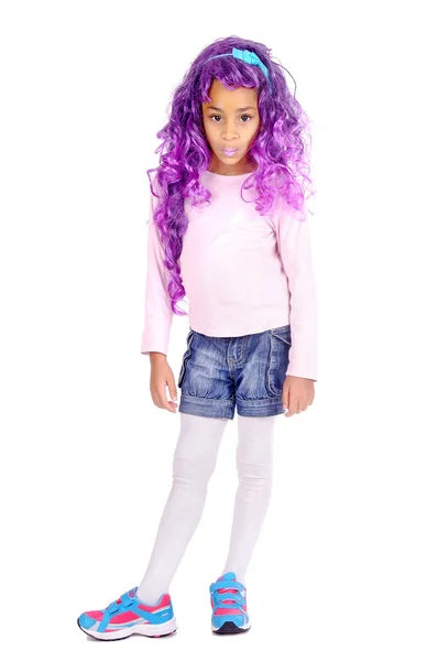 Маленька Дівчинка Фіолетовій Перуці Ізольована Білому Тлі — стокове фото