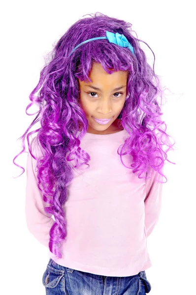 小女孩在紫色假发孤立在白色背景 — 图库照片