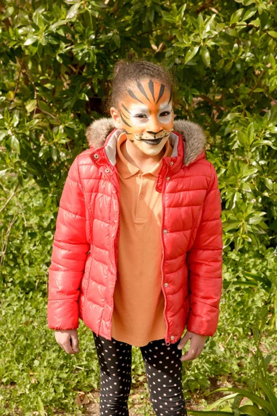 Портрет Маленької Дівчинки Намальованим Обличчям Леопарда — стокове фото