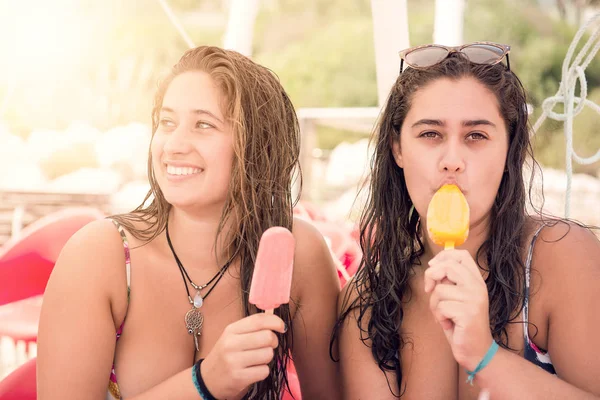 Junge Frauen Amüsieren Sich Und Essen Eis Strand — Stockfoto