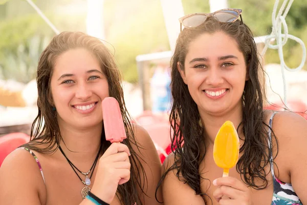 Giovani Donne Che Divertono Mangiano Gelato Sulla Spiaggia — Foto Stock