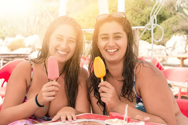 Mujeres Jóvenes Divirtiéndose Comiendo Helado Playa — Foto de Stock