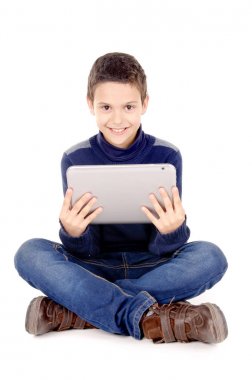 beyaz arka plan üzerinde izole tablet bilgisayar tutan küçük çocuk 