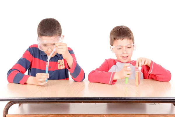 Kleine Wissenschaftler Jungen Machen Experimente Auf Weißem Hintergrund — Stockfoto