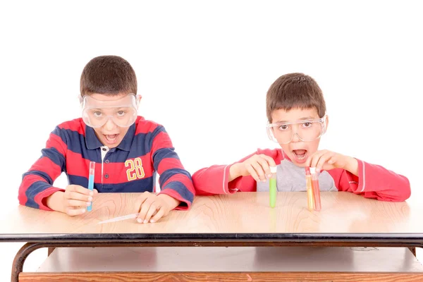 Pequeno Cientista Meninos Fazendo Experiências Fundo Branco — Fotografia de Stock