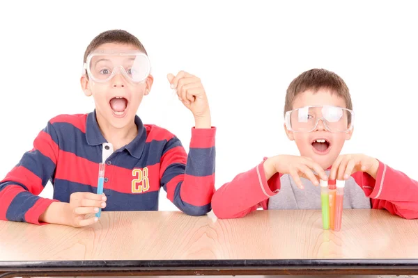 Kleine Wissenschaftler Jungen Machen Experimente Auf Weißem Hintergrund — Stockfoto