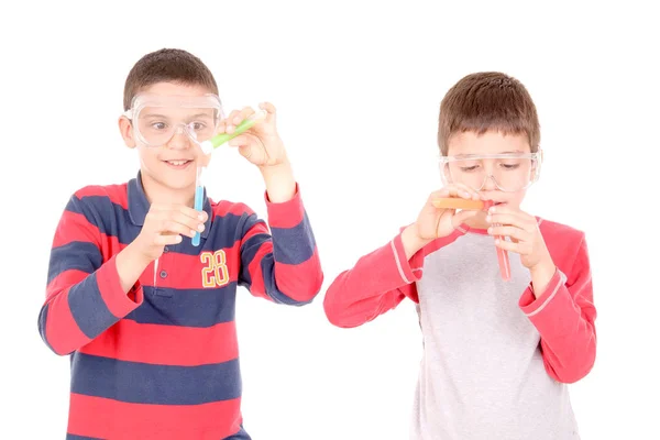 Pequeno Cientista Meninos Fazendo Experiências Fundo Branco — Fotografia de Stock