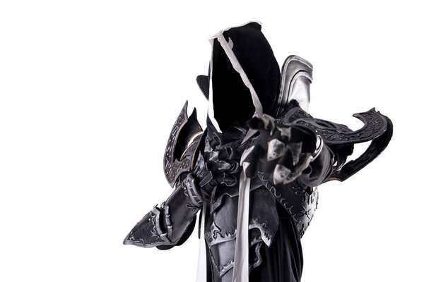 Человек в криминальном костюме, выделенный на белом фоне
 