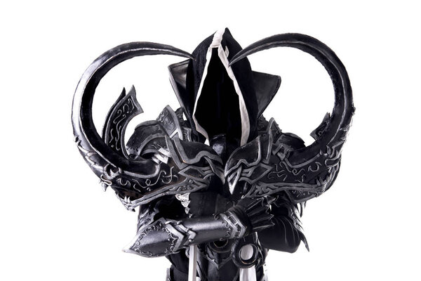 Человек в криминальном костюме, выделенный на белом фоне
 