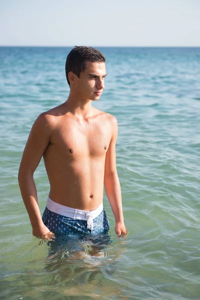 Jeune Homme Sportif Posant Sur Littoral — Photo