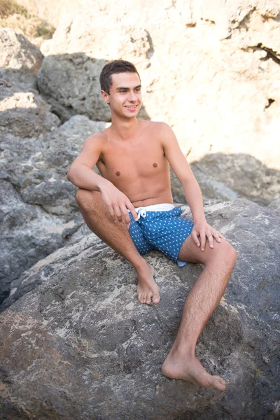 Jeune Homme Sportif Posant Sur Littoral — Photo