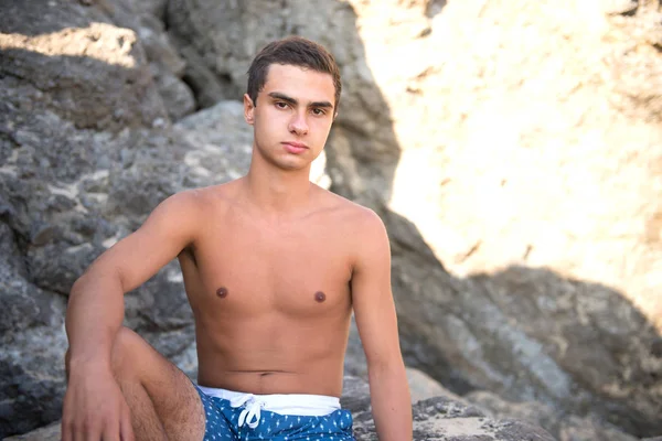 Pemuda Sporty Pria Berpose Pantai — Stok Foto