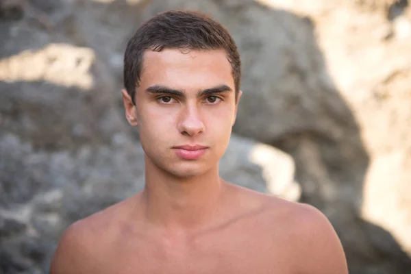 Genç Sportif Adam Deniz Kıyısında Poz — Stok fotoğraf