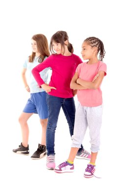 beyaz arka plan üzerinde poz küçük kızlar