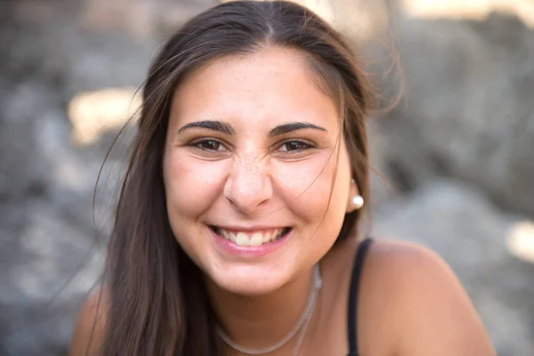 Jeune Femme Maillot Bain Noir Posant Sur Côte Rocheuse — Photo