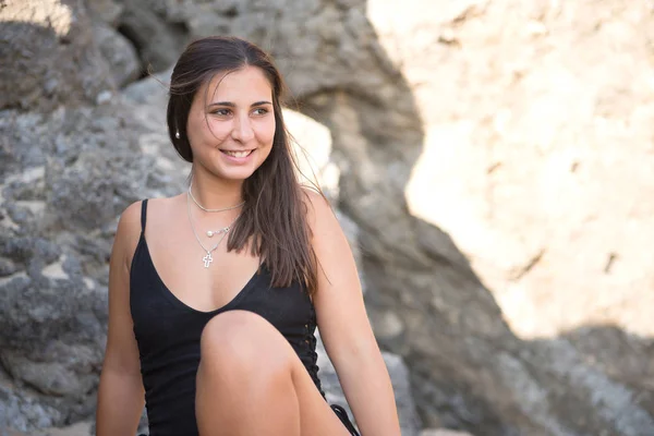 Mujer Joven Traje Baño Negro Posando Costa Rocosa Del Mar — Foto de Stock