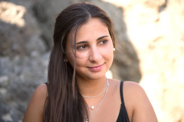 Mujer Joven Traje Baño Negro Posando Costa Rocosa Del Mar —  Fotos de Stock