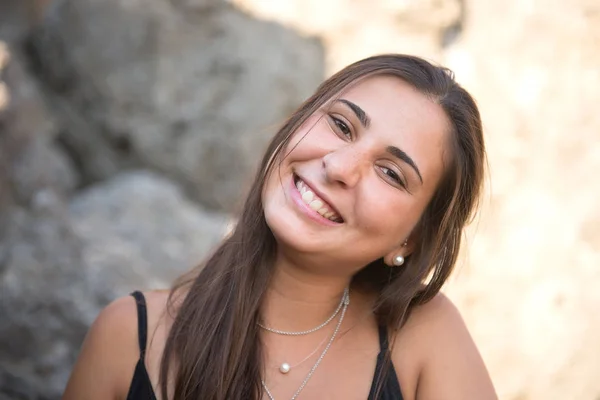 Mujer Joven Traje Baño Negro Posando Costa Rocosa Del Mar —  Fotos de Stock