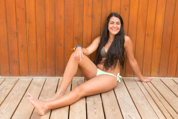 Jovem Mulher Feliz Posando Fundo Parede Madeira — Fotografia de Stock