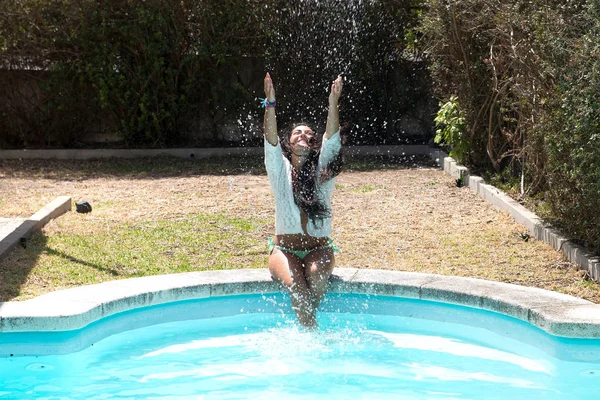 Jovem Mulher Divertindo Lado Piscina — Fotografia de Stock