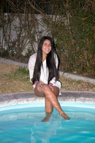 Jovem Mulher Divertindo Lado Piscina — Fotografia de Stock