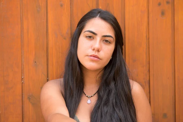 Joven Mujer Feliz Posando Sobre Fondo Pared Madera —  Fotos de Stock