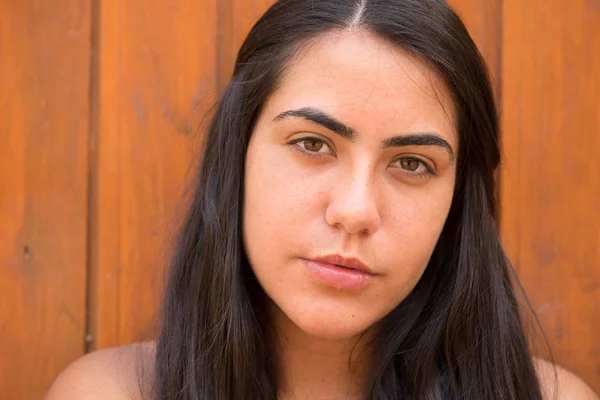 Joven Mujer Feliz Posando Sobre Fondo Pared Madera —  Fotos de Stock