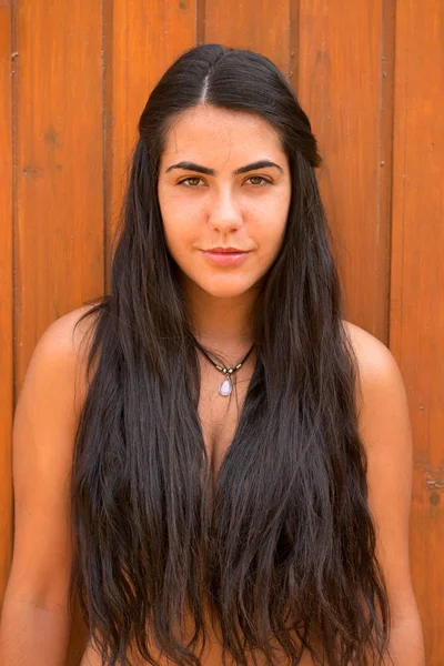 Joven Mujer Feliz Posando Sobre Fondo Pared Madera —  Fotos de Stock