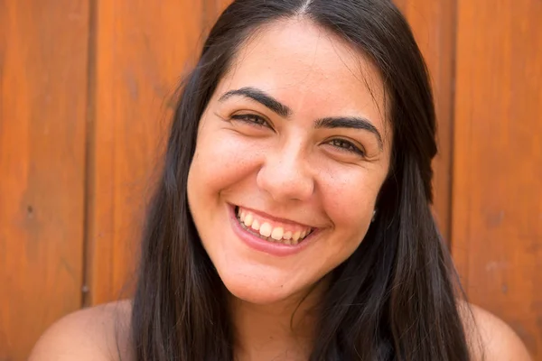 Joven Mujer Feliz Posando Sobre Fondo Pared Madera —  Fotos de Stock