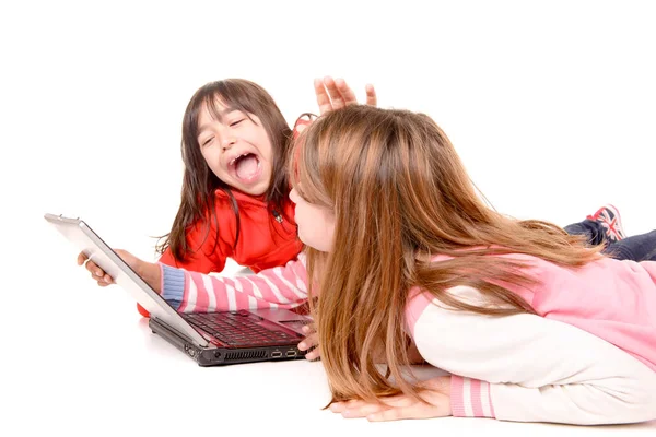 小女孩与笔记本电脑隔离在白色背景 — 图库照片