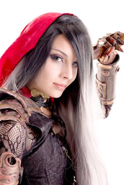 Kırmızı başlıklı adam beyazlar içinde.