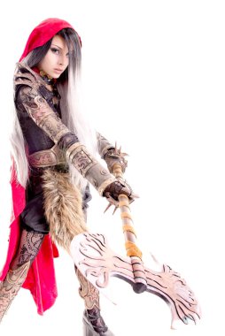 Kırmızı başlıklı adam beyazlar içinde.