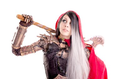 Kırmızı başlıklı adam beyazlar içinde.