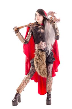 Kırmızı başlıklı adam beyazlar içinde.