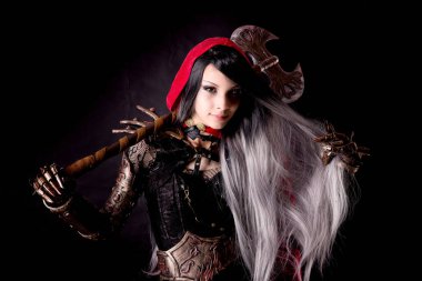 Kırmızı başlık koyu bir arka planda izole edilmiş.