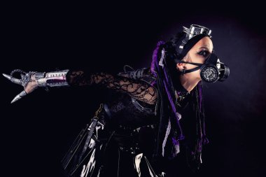 Siber gotik kız karanlık bir arka planda izole edilmiş.