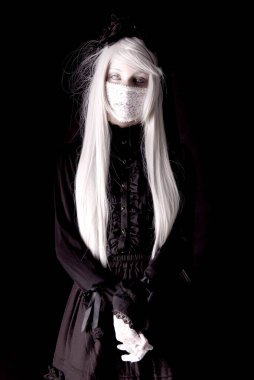 Karanlık bir arka planda izole edilmiş ürkütücü insan bebeği.