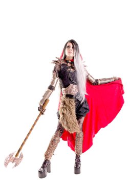 Kırmızı başlıklı adam beyazlar içinde.