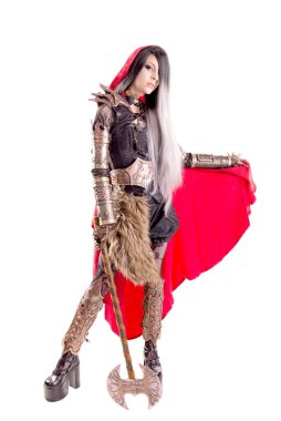 Kırmızı başlıklı adam beyazlar içinde.