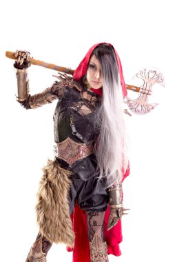 Kırmızı başlıklı adam beyazlar içinde.