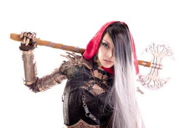 Kırmızı başlıklı adam beyazlar içinde.