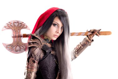 Kırmızı başlıklı adam beyazlar içinde.