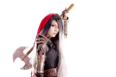 Kırmızı başlıklı adam beyazlar içinde.