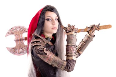 Kırmızı başlıklı adam beyazlar içinde.