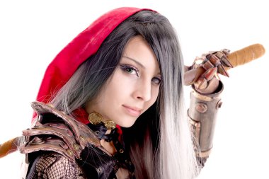 Kırmızı başlıklı adam beyazlar içinde.