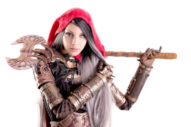 Kırmızı başlıklı adam beyazlar içinde.