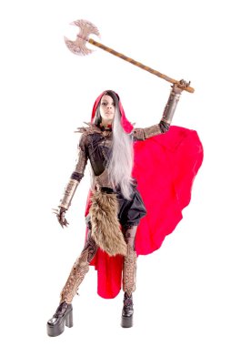 Kırmızı başlıklı adam beyazlar içinde.