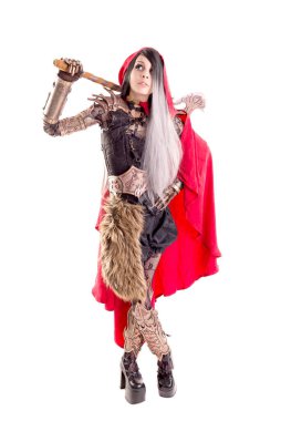 Kırmızı başlıklı adam beyazlar içinde.