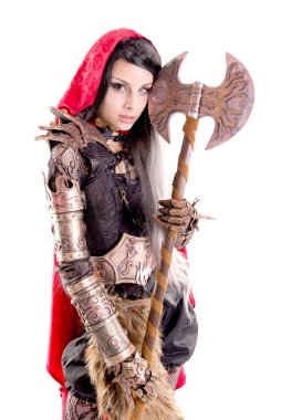 Kırmızı başlıklı adam beyazlar içinde.